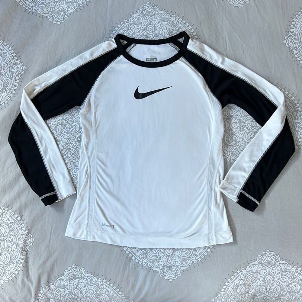 Girl’s Nike Fit Dry Long Sleeve Shirt EUC